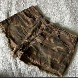 American Eagle Camo High Rise Festival Shorts Size 8
